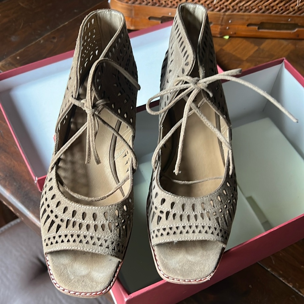 Super cute Vaneli wedges